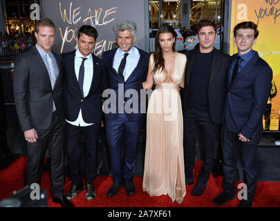 LOS ANGELES, CA - Agosto 20, 2015: Jonny Weston, Shiloh Fernandez, Direttore Max Giuseppe, Emily Ratajkowski, Zac Efron & Alex Shaffer presso il Los Angeles premiere del loro film 'Siamo vostri amici a TCL Chinese Theatre, Hollywood. © 2015 Paul Smith / Featureflash Foto Stock