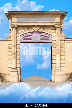 Antica mistica magica pietra medievali e il muro di cemento con gateway con colonne apertura fino a una strada che conduce fuori in un cielo di nuvole revealin Foto Stock