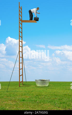 Uomo che guarda il suo orologio sempre pronti a saltare fuori alto tuffo nella piccola vasca di acqua che rappresenta l assunzione di rischi in business, la carriera e il mercato azionario o grande Foto Stock