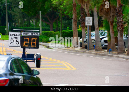 Il radar di velocità limite segno indicatore monitorato dalla polizia che mostra 28 miglia per ora sullo schermo dimostrando un passaggio auto è in rapido come esso trascina verso il basso t Foto Stock