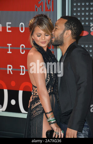 LOS ANGELES, CA - Agosto 30, 2015: John Legend & Christine Teigen al 2015 MTV Video Music Awards di Microsoft, presso il Teatro La Live. © 2015 Paul Smith / Featureflash Foto Stock