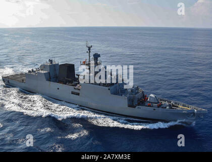 191101-N-NI298-022 sul Mare del Sud della Cina (nov. 1, 2019) - Military Sealift Command di Lewis e Clark-class di carichi secchi e munizioni nave USNS Richard E. Byrd (T-AKE 4) vapori a fianco della Marina indiana anti-sommergibile warfare corvette INS Kiltan (P 30) durante un rifornimento in mare. Gli Stati Uniti Navy funziona regolarmente con gli alleati e partner, sia a livello bilaterale e multilaterale al fine di promuovere la sicurezza e la stabilità in tutta la regione Indo-Pacifico. (U.S. Navy foto di Steven Santos) Foto Stock