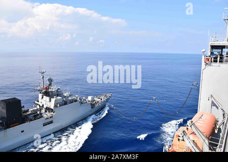 191101-N-NI298-022 sul Mare del Sud della Cina (nov. 1, 2019) - La Marina indiana anti-sommergibile warfare corvette INS Kiltan (P 30), sinistra, vapori a fianco dei militari di comando Sealift di Lewis e Clark-class di carichi secchi e munizioni nave USNS Richard E. Byrd (T-AKE 4) durante un rifornimento in mare. Gli Stati Uniti Navy funziona regolarmente con gli alleati e partner, sia a livello bilaterale e multilaterale al fine di promuovere la sicurezza e la stabilità in tutta la regione Indo-Pacifico. (U.S. Navy foto di Steven Santos) Foto Stock