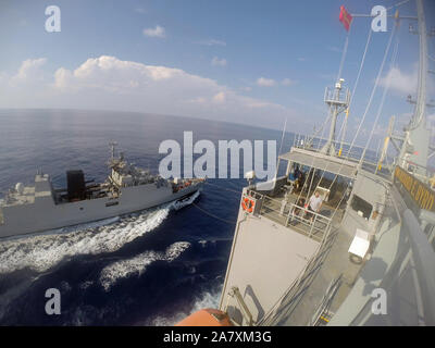 191101-N-NI298-016 sul Mare del Sud della Cina (nov. 1, 2019) - La Marina indiana anti-sommergibile warfare corvette INS Kiltan (P 30), sinistra, arriva a fianco dei militari di comando Sealift di Lewis e Clark-class di carichi secchi e munizioni nave USNS Richard E. Byrd (T-AKE 4) durante un rifornimento in mare. Gli Stati Uniti Navy funziona regolarmente con gli alleati e partner, sia a livello bilaterale e multilaterale al fine di promuovere la sicurezza e la stabilità in tutta la regione Indo-Pacifico. (U.S. Navy foto di Steven Santos) Foto Stock