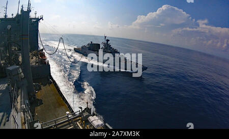 Sul mare del sud della Cina (nov. 1, 2019) - Military Sealift Command di Lewis e Clark-class di carichi secchi e munizioni nave USNS Richard E. Byrd (T-AKE 4) vapori a fianco della Marina indiana anti-sommergibile warfare corvette INS Kiltan (P 30) durante un rifornimento in mare. Gli Stati Uniti Navy funziona regolarmente con gli alleati e partner, sia a livello bilaterale e multilaterale al fine di promuovere la sicurezza e la stabilità in tutta la regione Indo-Pacifico. (U.S. Navy foto di Steven Santos) Foto Stock