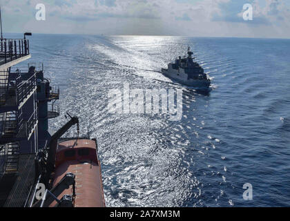 Sul mare del sud della Cina (nov. 1, 2019) - La Marina indiana anti-sommergibile warfare corvette INS Kiltan (P 30) giunge a fianco dei militari di comando Sealift di Lewis e Clark-class di carichi secchi e munizioni nave USNS Richard E. Byrd (T-AKE 4) durante un rifornimento in mare. Gli Stati Uniti Navy funziona regolarmente con gli alleati e partner, sia a livello bilaterale e multilaterale al fine di promuovere la sicurezza e la stabilità in tutta la regione Indo-Pacifico. (U.S. Navy foto di Steven Santos) Foto Stock