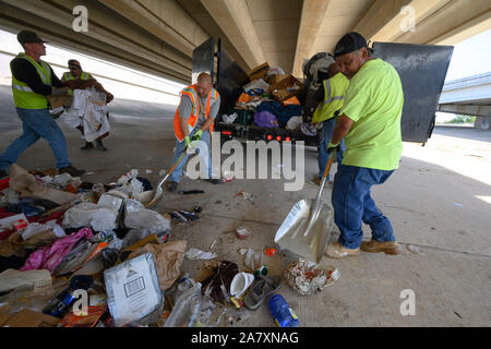 Texas Department of Transportation appaltatori ripulire un senzatetto encampment sotto un cavalcavia come completano il lavoro ordinato dal Texas Gov. Greg Abbott di Austin. Ci sono 17 siti identificati che verrà pulito nella prossima settimana. Foto Stock