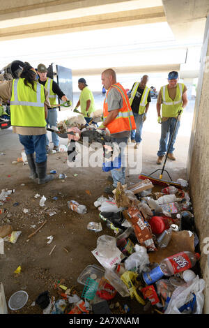 Texas Department of Transportation appaltatori ripulire un senzatetto encampment sotto un cavalcavia come completano il lavoro ordinato dal Texas Gov. Greg Abbott di Austin. Ci sono 17 siti identificati che verrà pulito nella prossima settimana. Foto Stock