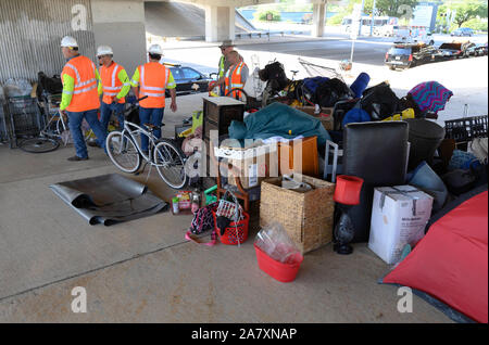 Texas Department of Transportation appaltatori ripulire un senzatetto encampment sotto un cavalcavia come completano il lavoro ordinato dal Texas Gov. Greg Abbott di Austin. Ci sono 17 siti identificati che verrà pulito nella prossima settimana. Foto Stock