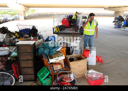 Texas Department of Transportation appaltatori ripulire un senzatetto encampment sotto un cavalcavia come completano il lavoro ordinato dal Texas Gov. Greg Abbott di Austin. Ci sono 17 siti identificati che verrà pulito nella prossima settimana. Foto Stock