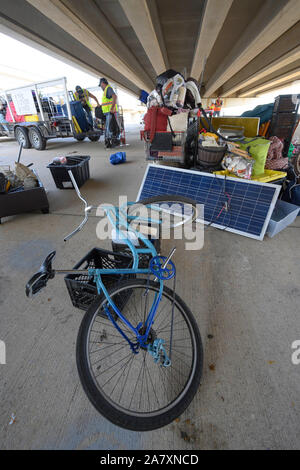 Texas Department of Transportation appaltatori ripulire un senzatetto encampment sotto un cavalcavia come completano il lavoro ordinato dal Texas Gov. Greg Abbott di Austin. Ci sono 17 siti identificati che verrà pulito nella prossima settimana. Foto Stock