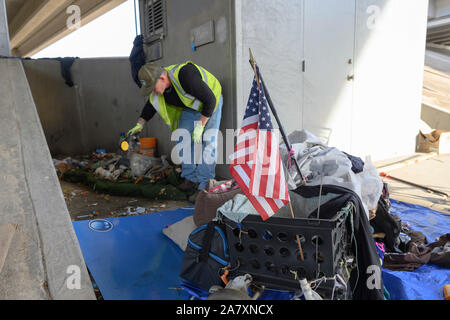 Texas Department of Transportation appaltatori ripulire un senzatetto encampment sotto un cavalcavia come completano il lavoro ordinato dal Texas Gov. Greg Abbott di Austin. Ci sono 17 siti identificati che verrà pulito nella prossima settimana. Foto Stock