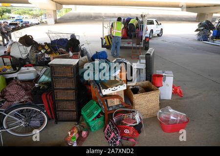 Texas Department of Transportation appaltatori ripulire un senzatetto encampment sotto un cavalcavia come completano il lavoro ordinato dal Texas Gov. Greg Abbott di Austin. Ci sono 17 siti identificati che verrà pulito nella prossima settimana. Foto Stock