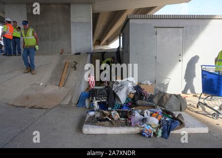 Texas Department of Transportation appaltatori ripulire un senzatetto encampment sotto un cavalcavia come completano il lavoro ordinato dal Texas Gov. Greg Abbott di Austin. Ci sono 17 siti identificati che verrà pulito nella prossima settimana. Foto Stock