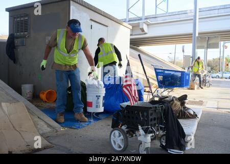 Texas Department of Transportation appaltatori ripulire un senzatetto encampment sotto un cavalcavia come completano il lavoro ordinato dal Texas Gov. Greg Abbott di Austin. Ci sono 17 siti identificati che verrà pulito nella prossima settimana. Foto Stock