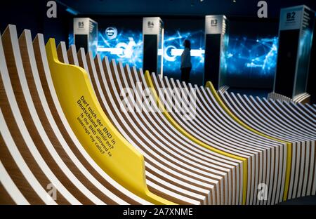 Berlino, Germania. 04 Nov, 2019. La mostra del nuovo centro visitatori della Federal Intelligence Service. Qui, la prova dal servizio segreto è mostrava che non è mai stato aperto al pubblico. Credito: Kay Nietfeld/dpa/Alamy Live News Foto Stock