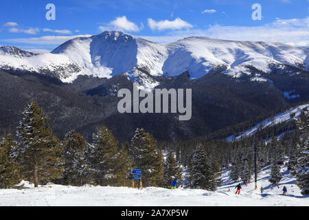 People downhill alpine skiing with a view of the Colorado Rocky Mountains at Mary Jane and Winter Park resort, Colorado December 30, 2018 Foto Stock