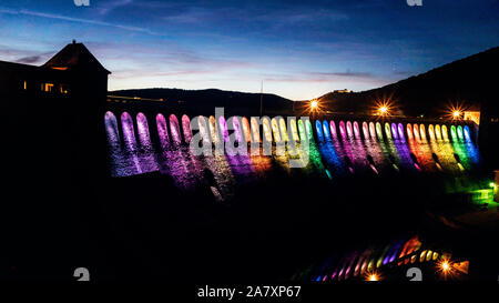 Illuminata sulla muratura Edersee in Hessen Germania Foto Stock