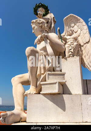 Scultura allegorica in cima all'Arco da Rua Augusta si affaccia su Praça do Comércio nel quartiere Baixa, centro di Lisbona. Foto Stock