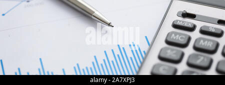 Pen giacciono su blu finanziaria analisi statistica grafico Foto Stock