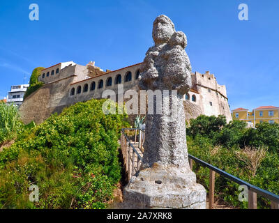 La scultura di fronte al castello in Vila nova de Milfontes in Portogallo Foto Stock