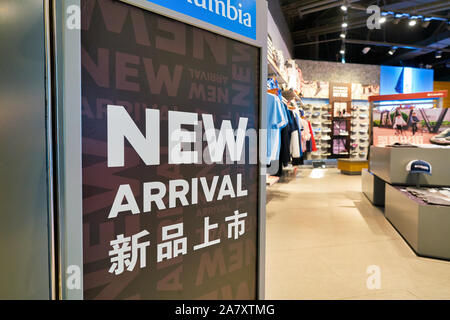 SHENZHEN, Cina - circa aprile, 2019: Immagine ravvicinata di nuovo arrivo segno visibile presso la Columbia Sportswear store retail in Shenzhen. Foto Stock