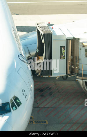 Il fissaggio di un ponte a getto, jetway, airgate, passerella, aerobridge, airbridge, aria jetty, portale, ponticello del cielo, dito, airtube, imbarco bridge Foto Stock