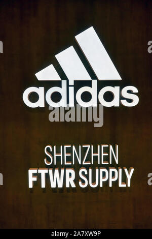 SHENZHEN, Cina - circa aprile, 2019: close up di Adidas segno visibile in Shenzhen. Foto Stock