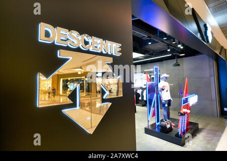 SHENZHEN, Cina - circa aprile, 2019: Immagine ravvicinata di segno Descente visto in un centro commerciale di Shenzhen. Foto Stock