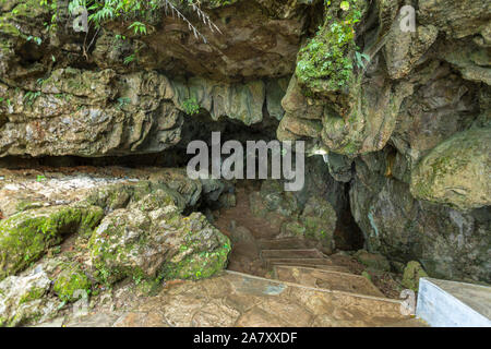 Ingresso della grotta Mawsmai piena di stalattiti e stalagmiti, Meghalaya, India Foto Stock