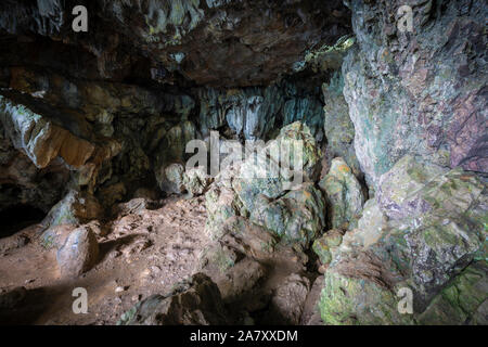 Interno della grotta Mawsmai piena di stalattiti e stalagmiti, Meghalaya, India Foto Stock