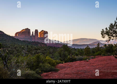 Vista al tramonto del Duomo Rock dal Bell Rock Trail a Sedona, in Arizona. Foto Stock