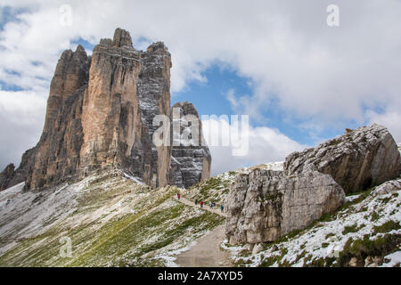 "Tre Cime di Lavaredo (In Italiano: "Tre Cime di Lavaredo"), ben noto gruppo di montagna nelle Dolomiti italiane Foto Stock