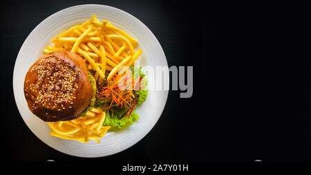 Pollo croccante hamburger con patatine fritte e insalata. Foto Stock
