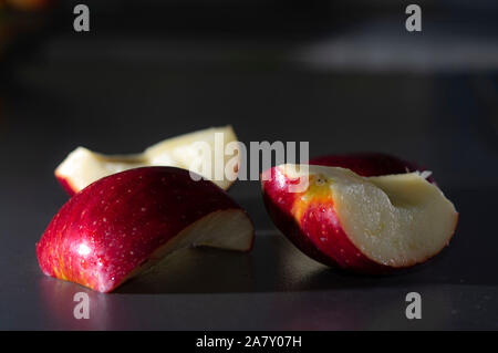 Red appel cunei sul terreno grigio Foto Stock