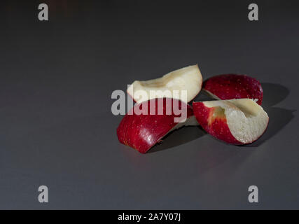 Red appel cunei sul terreno grigio Foto Stock