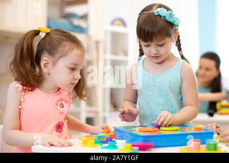 I bambini di età prescolare forme di apprendimento. Formazione iniziale e il concetto di asilo nido Foto Stock