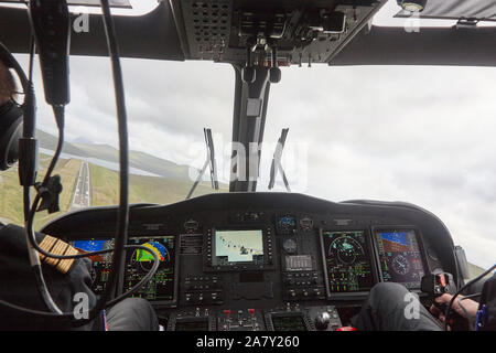 Elicottero cruscotto cabina volare sopra le Isole Faroe runaway. Danimarca Foto Stock