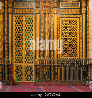 Tomba - Santuario - di Muhammad Ali Pasha con motivi floreali e geometrici decorazioni dorate, alla grande Moschea di Muhammad Ali - Moschea di alabastro - Situato nella Cittadella del Cairo in Egitto Foto Stock