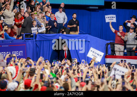 11042019 - Lexington, Kentucky, Stati Uniti d'America: il Presidente degli Stati Uniti, Trump arriva alla campagna per il Kentucky governatore Matt Bevin e altri repubblicano candidati politici durante un mantenere l'America grande rally, lunedì 4 novembre 2019 alla Rupp Arena di Lexington, Kentucky. Il Kentucky ha un'elezione Martedì, e il governatore di gara è vicino. Foto Stock