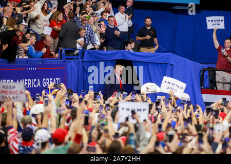 11042019 - Lexington, Kentucky, Stati Uniti d'America: il Presidente degli Stati Uniti, Trump arriva alla campagna per il Kentucky governatore Matt Bevin e altri repubblicano candidati politici durante un mantenere l'America grande rally, lunedì 4 novembre 2019 alla Rupp Arena di Lexington, Kentucky. Il Kentucky ha un'elezione Martedì, e il governatore di gara è vicino. Foto Stock