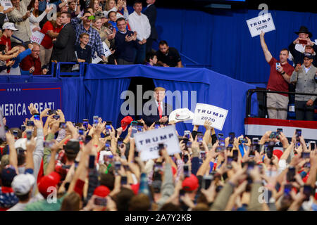 11042019 - Lexington, Kentucky, Stati Uniti d'America: il Presidente degli Stati Uniti, Trump arriva alla campagna per il Kentucky governatore Matt Bevin e altri repubblicano candidati politici durante un mantenere l'America grande rally, lunedì 4 novembre 2019 alla Rupp Arena di Lexington, Kentucky. Il Kentucky ha un'elezione Martedì, e il governatore di gara è vicino. Foto Stock