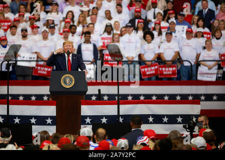 11042019 - Lexington, Kentucky, Stati Uniti d'America: il Presidente degli Stati Uniti, Trump critica i media come egli le campagne per il Kentucky governatore Matt Bevin e altri repubblicano candidati politici durante un mantenere l'America grande rally, lunedì 4 novembre 2019 alla Rupp Arena di Lexington, Kentucky. Il Kentucky ha un'elezione Martedì, e il governatore di gara è vicino. Foto Stock