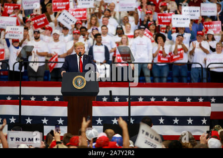 11042019 - Lexington, Kentucky, Stati Uniti d'America: il Presidente degli Stati Uniti, Trump critica i media come egli le campagne per il Kentucky governatore Matt Bevin e altri repubblicano candidati politici durante un mantenere l'America grande rally, lunedì 4 novembre 2019 alla Rupp Arena di Lexington, Kentucky. Il Kentucky ha un'elezione Martedì, e il governatore di gara è vicino. Foto Stock