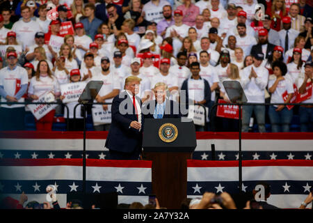 11042019 - Lexington, Kentucky, Stati Uniti d'America: il Presidente degli Stati Uniti, Trump campagne con il leader della maggioranza del Senato Mitch McConnell (R-Ky.) durante un mantenere l'America grande rally, lunedì 4 novembre 2019 alla Rupp Arena di Lexington, Kentucky. McConnell ha detto che il suo nuovo motto è "NON LASCIARE VACANTE dietro". Foto Stock