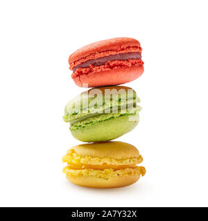 Torta macaron o amaretto isolati su sfondo bianco Foto Stock