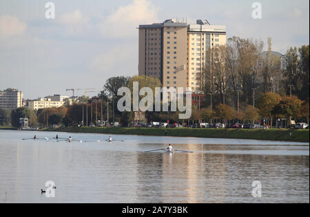 GENT, Belgio, 28 ottobre 2019: Vista di persone canottaggio sul "Blaarmeersen " lago nella città di Gent. Blaarmeersen è un importante sport e recreatio Foto Stock