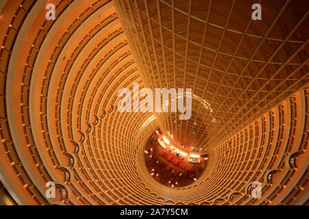 Atrio del Grand Hyatt Hotel Shanghai presso la Torre di Jin Mao di Shanghai, Repubblica Popolare di Cina Foto Stock