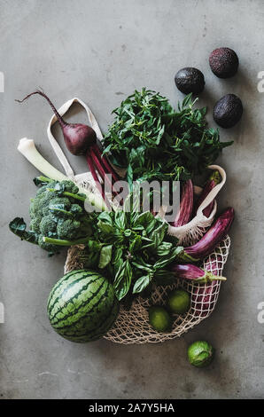 Borsa a rete con verdure fresche, frutta e verdure dal mercato Foto Stock