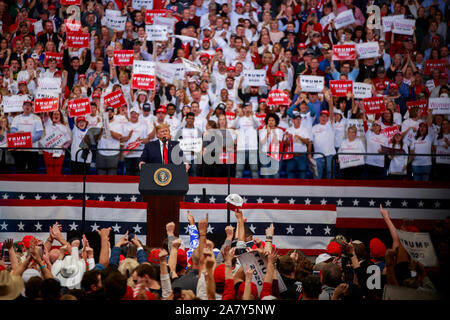 11042019 - Lexington, Kentucky, Stati Uniti d'America: il Presidente degli Stati Uniti, Trump campagne per il governatore del Kentucky Matt Bevin e altri repubblicano candidati politici durante un mantenere l'America grande rally, lunedì 4 novembre 2019 alla Rupp Arena di Lexington, Kentucky. Il Kentucky ha un'elezione Martedì, e il governatore di gara è vicino. Foto Stock